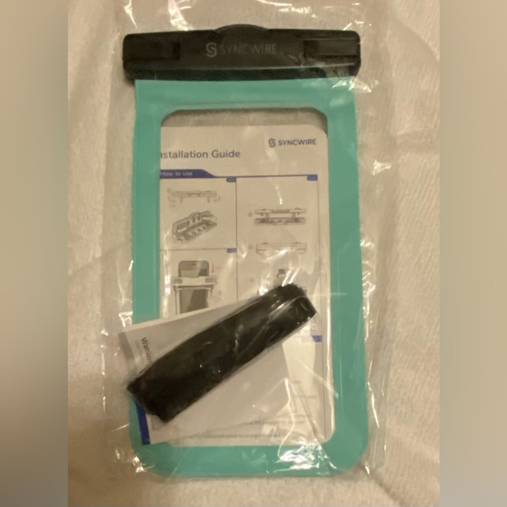 Syncwire Waterproof Phone Case
Model SW-PC476 Green & Black